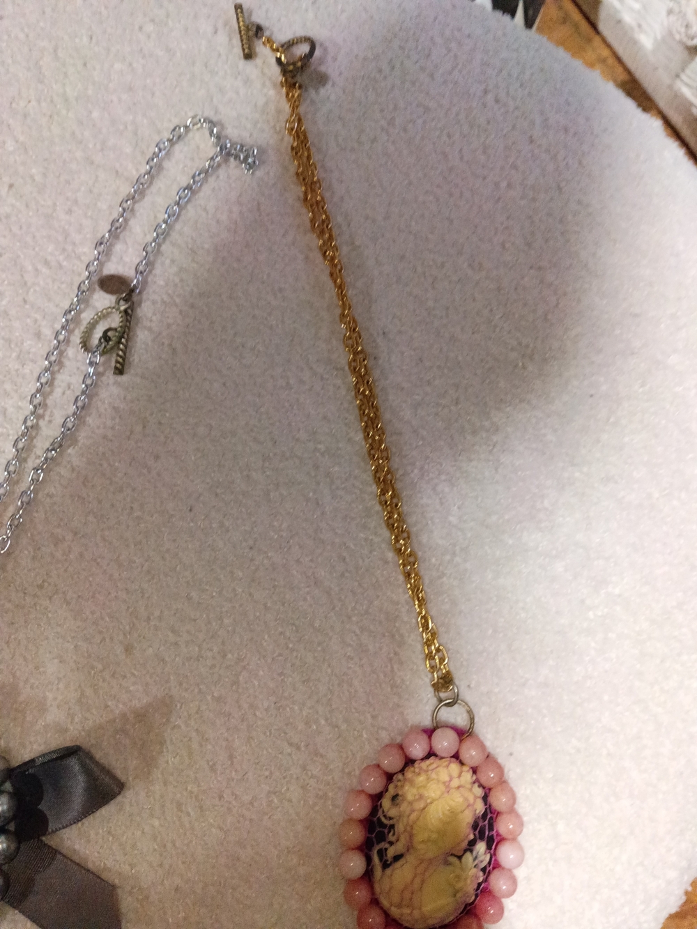 VintageTarinaTarintino Gray Ribbon Cameo Pendant Necklace - Picture 3 of 4